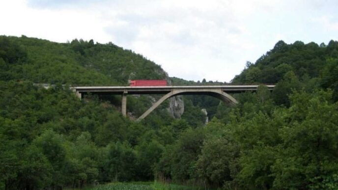 crivadia,-cel-mai-inalt-viaduct-rutier-din-romania.-are-peste-100-de-metri-inaltime-si-a-fost-construit-in-urma-cu-sase-decenii