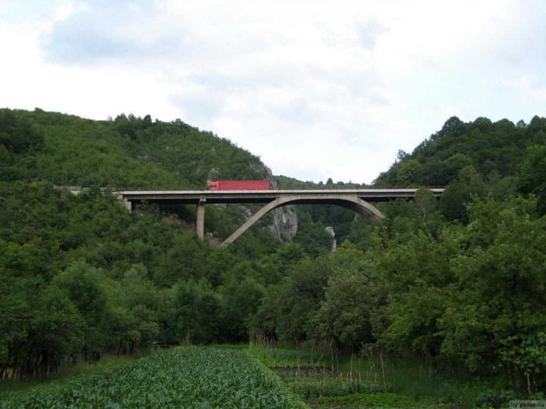 crivadia,-cel-mai-inalt-viaduct-rutier-din-romania.-are-peste-100-de-metri-inaltime-si-a-fost-construit-in-urma-cu-sase-decenii