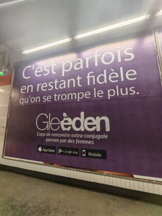 frantuzoaicele-au-creat-o-aplicatie-pentru-intalniri-discrete-pentru-cei-casatoriti.-reclama-este-pe-toti-peretii-din-metroul-parizian