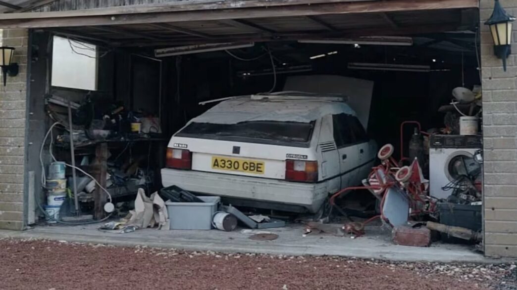 un-inginer-a-cumparat-o-masina-noua-si-timp-de-38-de-ani-a-abandonat-o-intr-un-hambar