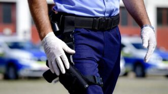 politist-din-arad,-prins-dupa-ce-a-furat-pantofi-de-lux-de-3000-de-euro-in-austria.-sotia-a-fost-cea-care-l-a-dat-de-gol