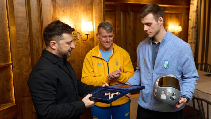 volodimir-zelenski-s-a-intalnit-cu-sportivul-ucrainean-dat-afara-de-la-jocurile-olimpice:-datorita-sacrificiului-lor-nu-este-razboi-azi-in-toata-europa!