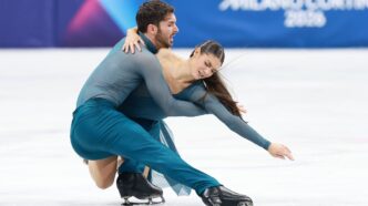 arbitrii-umani-vor-fi-inlocuiti-cu-jurati-ai-in-patinajul-artistic.-scandalul-aurului-castigat-de-cuplul-cizeron-–-baudry-in-fata-americanilor-cu-ajutorul-arbitrei-din-franta-a-fost-lovitura-de-gratie