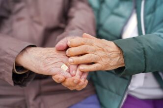 cum-traiesc-varstnicii-din-romania:-mai-putine-vacante,-mai-mult-sprijin-financiar-pentru-copii-si-nepoti-studiu