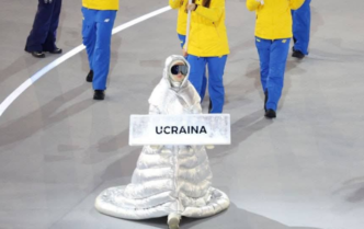 o-rusoaica-a-purtat-pancarta-ucrainei-la-ceremonia-de-deschidere-a-jocurilor-olimpice-de-iarna