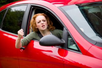 filmarea-cu-telefonul-in-trafic-in-2026:-cand-primesti-amenda-si-ce-inseamna-in-deplasare