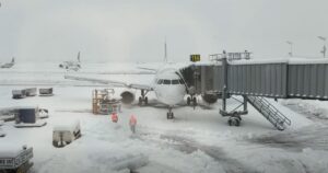 in-drum-spre-sua,-jurnalistul-lucian-mandruta-a-ramas-blocat-pe-aeroportul-otopeni,-din-cauza-zapezii