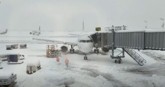 in-drum-spre-sua,-jurnalistul-lucian-mandruta-a-ramas-blocat-pe-aeroportul-otopeni,-din-cauza-zapezii