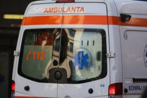 o-tanara-de-16-ani-din-bucuresti,-electrocutata-dupa-ce-a-calcat-intr-o-balta-in-care-erau-cazute-fire-electrice
