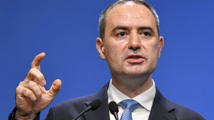 nazare-il-contrazice-pe-caciu:-dobanda-la-care-se-imprumuta-romania-a-coborat-spre-aproximativ-6,4%-pe-an,-cel-mai-scazut-nivel-din-ultimii-2-ani