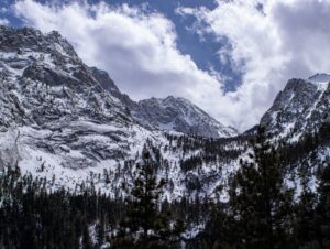autoritatile-din-sua-investigheaza-moartea-a-opt-schiori-surprinsi-de-o-avalansa-in-sierra-nevada