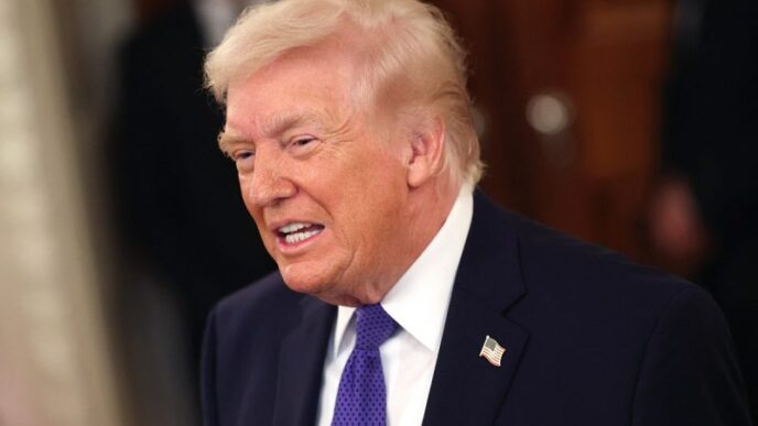 trump-reactioneaza-dupa-afirmatiile-lui-obama-si-cere-declasificarea-dosarelor-despre-ozn-uri:-nu-stiu-daca-extraterestrii-sunt-reali