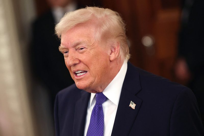 trump-reactioneaza-dupa-afirmatiile-lui-obama-si-cere-declasificarea-dosarelor-despre-ozn-uri:-nu-stiu-daca-extraterestrii-sunt-reali