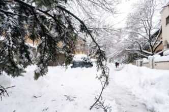 ce-sunt-obligate-asociatiile-de-proprietari-sa-faca-atunci-cand-este-multa-zapada-in-jurul-blocului:-exemple-clare-din-lege