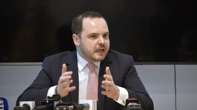 alexandru-rogobete,-dupa-cazul-medicului-care-opera-la-privat-in-timpul-programului-de-la-stat:-nu-functioneaza-doar-cu-vorba-buna.-voi-declansa-un-control-national-extins