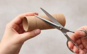 rola-goala-de-hartie-igienica,-protectia-ieftina-impotriva-socurilor-produse-de-electricitatea-statica-iarna,-cand-atingi-manerul-usii