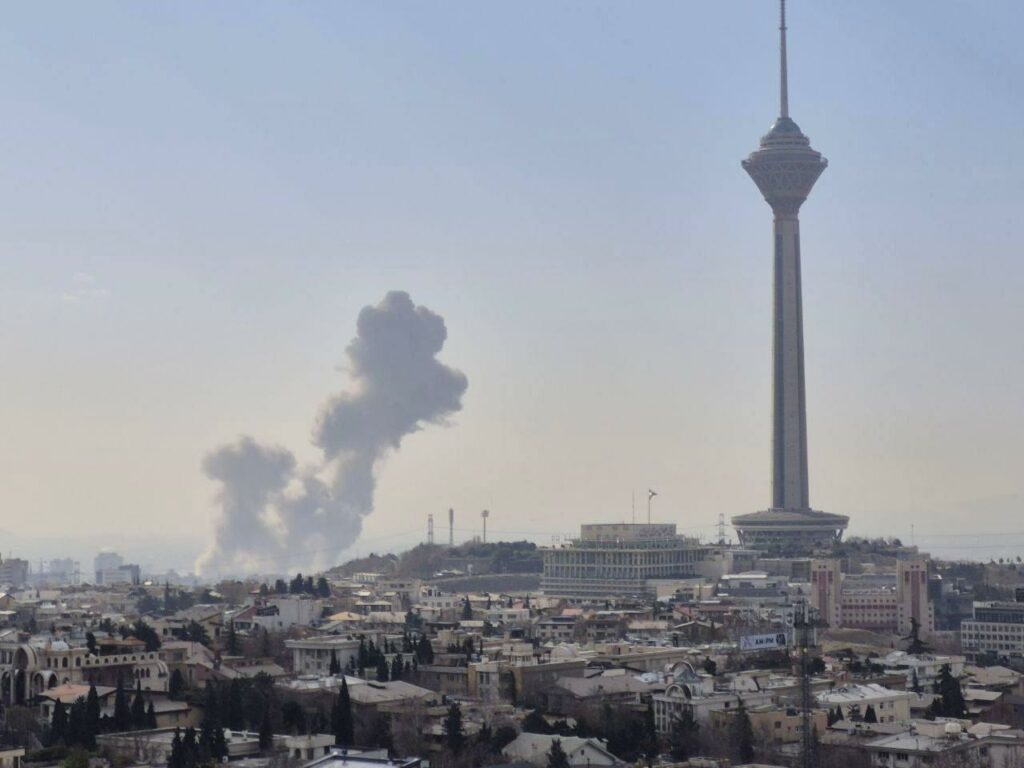 breaking-news-sua-si-israel-ataca-iranul-explozii-si-fum-gros-in-teheran.-trump-declara-ca-sunt-in-curs-operatiuni-militare-majore-/-stare-de-urgenta-in-israel