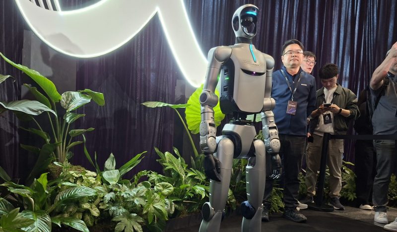honor-a-prezentat-primul-sau-robot-umanoid-ai-si-l-a-pus-sa-danseze-pe-scena-alaturi-de-oameni-foto-video