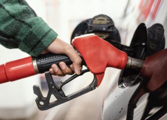 pretul-petrolului-a-crescut-brusc.-benzina-ar-putea-ajunge-la-10-lei-litrul-in-romania,-sustin-analistii