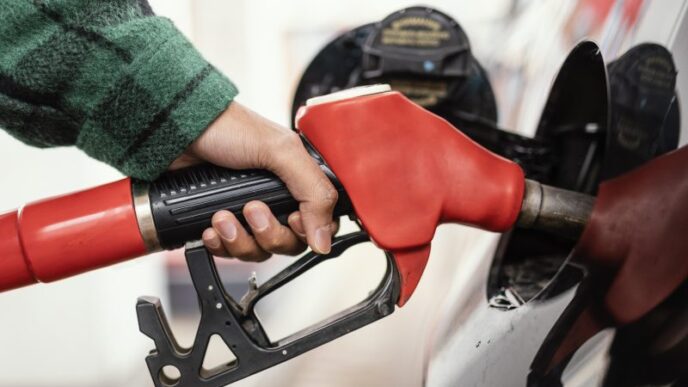 pretul-petrolului-a-crescut-brusc.-benzina-ar-putea-ajunge-la-10-lei-litrul-in-romania,-sustin-analistii