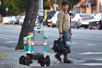 fostii-curieri-devin-ingrijitori-de-roboti:-cum-schimba-automatizarea-meseriile-din-livrari
