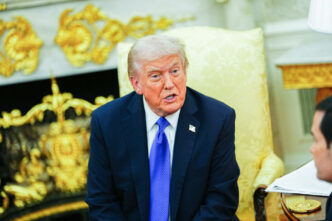 trump-si-a-intrerupt-discursul-despre-razboi-pentru-a-vorbi-despre-perdele-si-proiectul-salii-de-bal