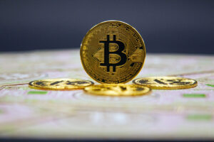 o-platforma-celebra-de-investitii-atrage-atentia:-bitcoin-a-inregistrat-cinci-luni-consecutive-de-pierderi-si-o-scadere-cu-48%-fata-de-maximul-istoric
