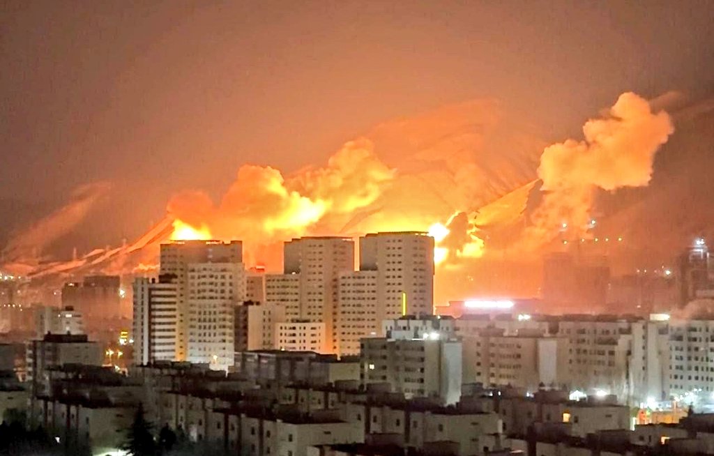 razboi-in-orientul-mijlociu,-ziua-6-israel-si-sua-ataca-in-iran,-iran-loveste-in-israel,-emiratele-arabe-unite-si-bahrain.-vizate-sunt-facilitatile-militare-si-de-petrol