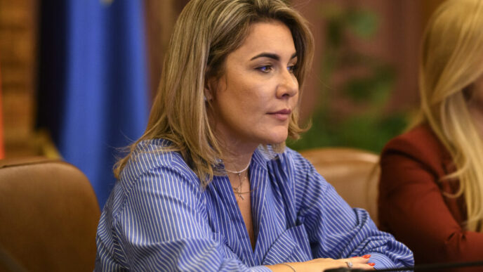 gianina-serban-(deputat-aur):-cerem-demisia-ministrului-de-externe-oana-toiu!-cetatenii-romani-nu-pot-fi-tratati-cu-dispret