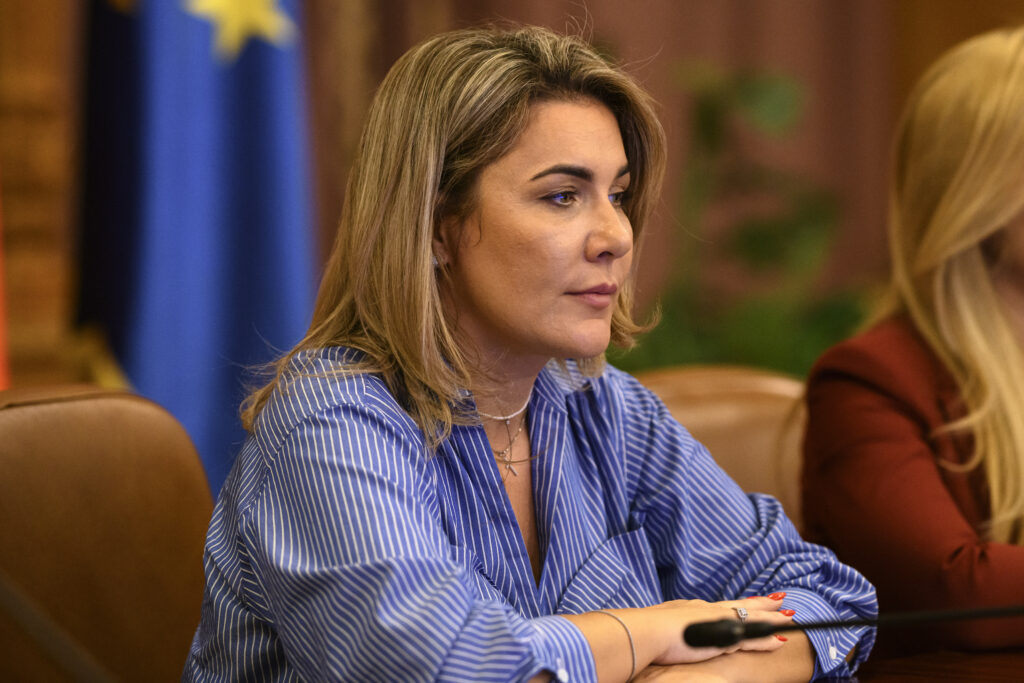 gianina-serban-(deputat-aur):-cerem-demisia-ministrului-de-externe-oana-toiu!-cetatenii-romani-nu-pot-fi-tratati-cu-dispret