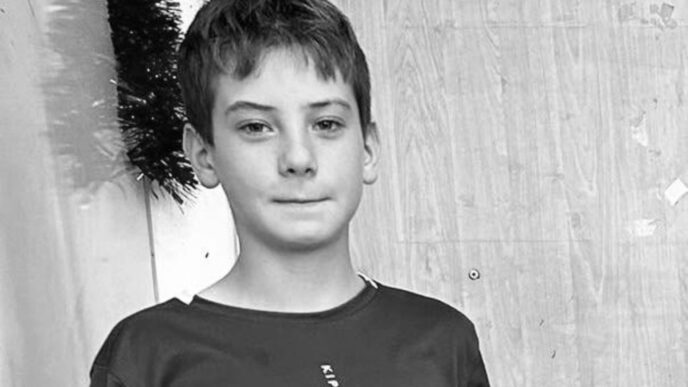 durere-fara-margini-la-inmormantarea-lui-danut,-elevul-de-14-ani-care-a-murit-dupa-ce-a-lesinat-la-ora-de-sport-–-playtech-stiri