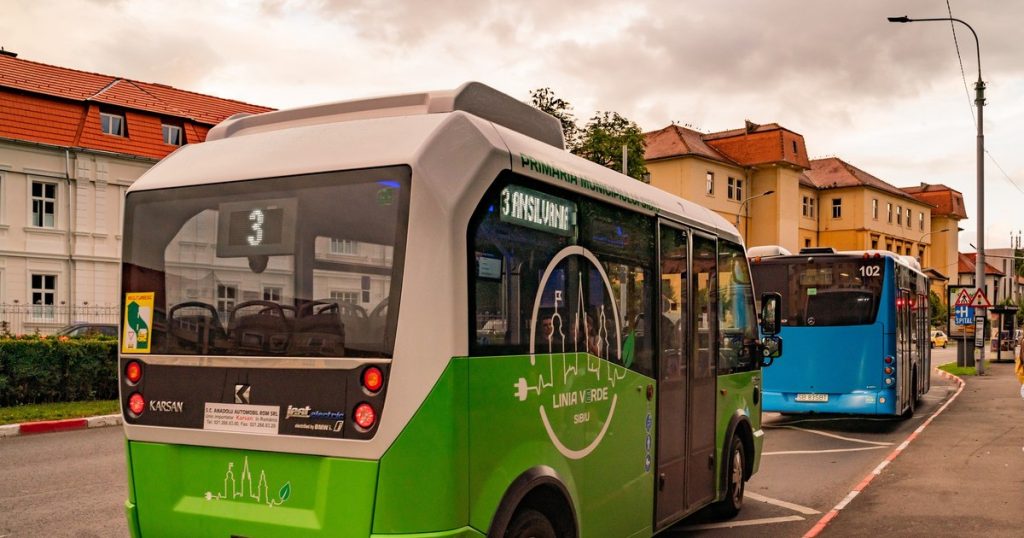 incident-grav-in-sibiu:-doua-femei-au-cazut-din-autobuz-la-plecarea-din-statie.-usa-nu-era-inchisa-corespunzator-–-playtech-stiri