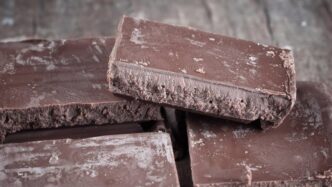 de-ce-apare-acel-strat-alb-pe-ciocolata:-e-semn-ca-s-a-stricat-sau-poate-fi-consumata?