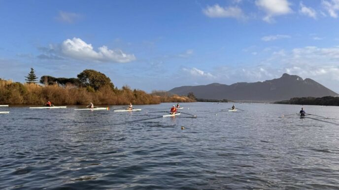 canotorii-au-revenit-acasa-chiar-de-8-martie-–-ziua-femeii!-pe-lac,-salupele-erau-ca-pe-bulevard