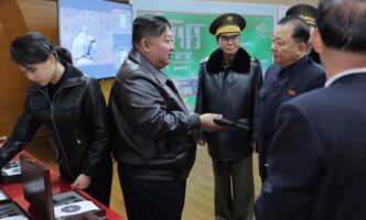kim-jong-un-si-fiica-sa-testeaza-pistoale-noi-la-un-poligon-de-tragere