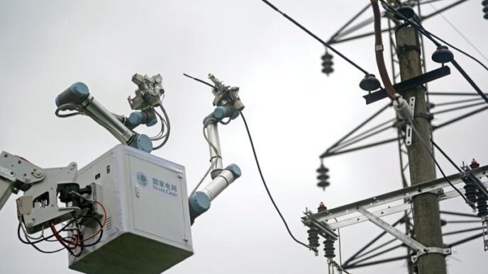 robotul-electrician-care-ar-putea-sa-ti-ia-jobul:-china-repara-linii-de-10-kv-fara-interventie-umana