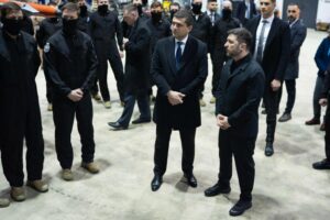 zelenski-a-vizitat-baza-aeriana-de-la-fetesti,-unde-se-antreneaza-ucraineni-pentru-a-deveni-piloti-de-avioane-f-16