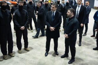 zelenski-a-vizitat-baza-aeriana-de-la-fetesti,-unde-se-antreneaza-ucraineni-pentru-a-deveni-piloti-de-avioane-f-16