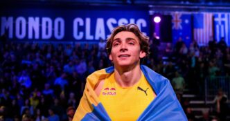 cati-bani-a-luat-armand-duplantis-pentru-ca-a-doborat-a-15-a-oara-recordul-mondial