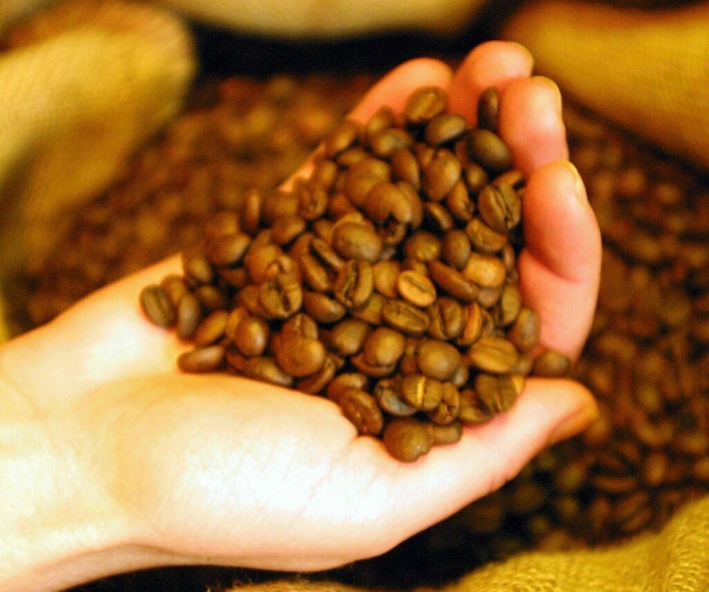 preturile-globale-ale-cafelei,-blocate-intre-recoltele-record-si-perturbarile-din-hormuz
