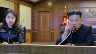 kim-jong-un-testeaza-lansari-de-rachete-balistice-alaturi-de-fiica-sa,-potential-succesor