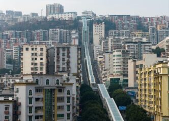 cea-mai-lunga-scara-rulanta-urbana-din-lume-are-905-metri-si-urca-pana-in-varful-unui-oras-montan