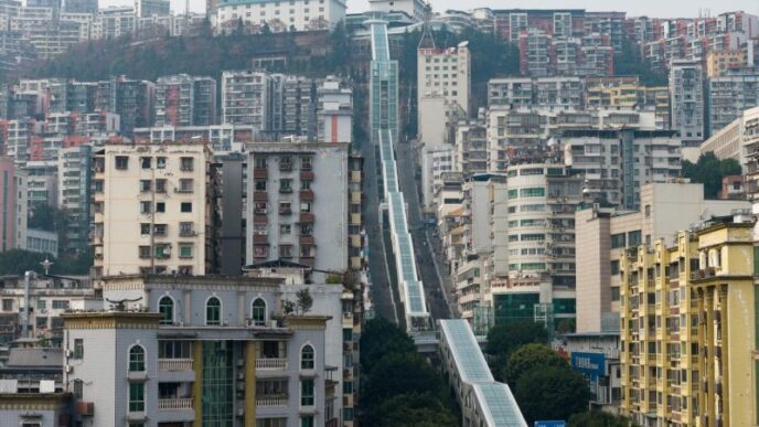 cea-mai-lunga-scara-rulanta-urbana-din-lume-are-905-metri-si-urca-pana-in-varful-unui-oras-montan