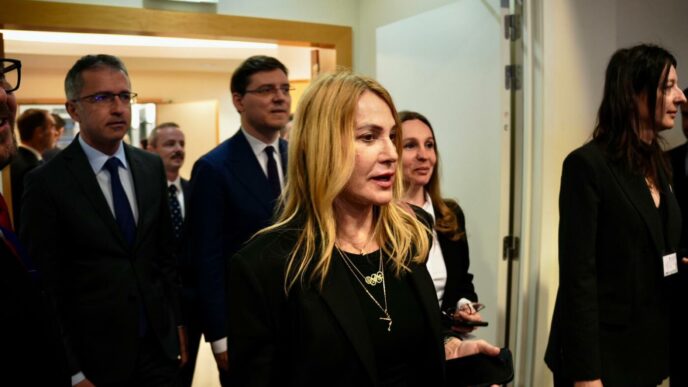 nadia-comaneci,-primita-ca-o-zeita-in-parlamentul-europei.-medaliatii-olimpici-si-politicienii-s-au-strans-in-jurul-legendarei-campioane