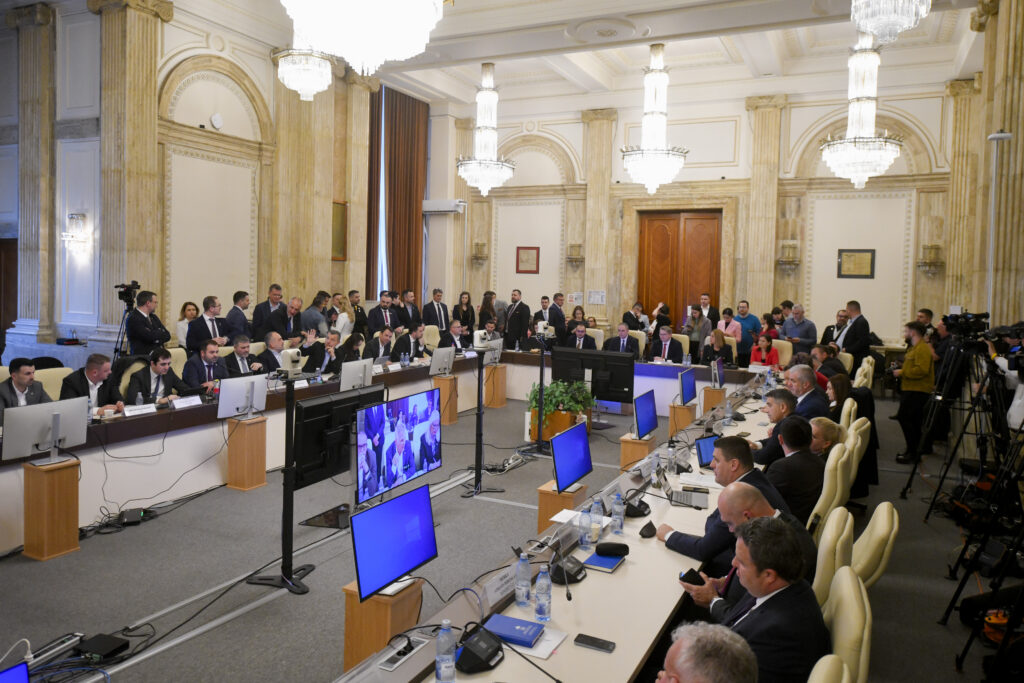 cum-vede-reuters-criza-bugetara-din-romania:-deficit-record,-recesiune-tehnica-si-coalitie-la-limita