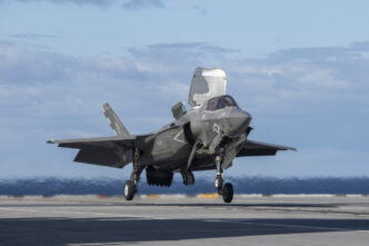 avion-de-vanatoare-american,-nevoit-sa-aterizeze-de-urgenta-dupa-ce-a-fost-lovit-de-un-foc-de-arma-iranian