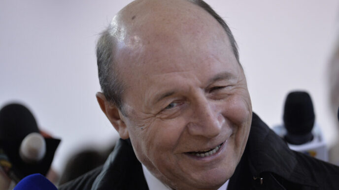 motorina-a-ajuns-la-10-lei.-basescu-spune-pana-cand-va-continua-scumpirea-carburantilor