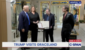 donald-trump-s-a-dus-in-vizita-la-casa-lui-elvis-presley,-dupa-anuntul-negocierilor-surpriza-cu-iranul:-l-am-cunoscut-pe-frank-sinatra,-pe-elvis-niciodata.-il-iubesc
