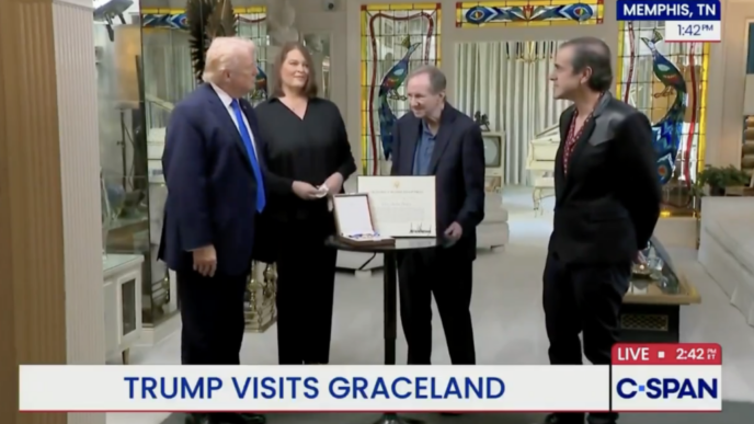 donald-trump-s-a-dus-in-vizita-la-casa-lui-elvis-presley,-dupa-anuntul-negocierilor-surpriza-cu-iranul:-l-am-cunoscut-pe-frank-sinatra,-pe-elvis-niciodata.-il-iubesc