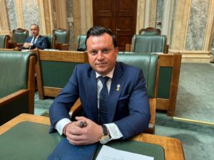 senatul-a-adoptat-initiativa-legislativa-aur-ce-recunoaste-garzile-medicilor-ca-vechime-in-munca!